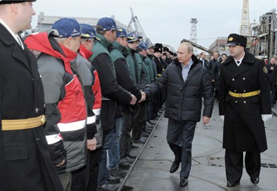 Thủ tướng Vladimir Putin đến thăm một tàu ngầm hạt nhân do nhà máy Sevmash chế tạo